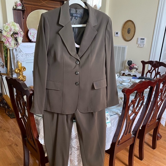 NWT KASPER 2 pc suit size 16